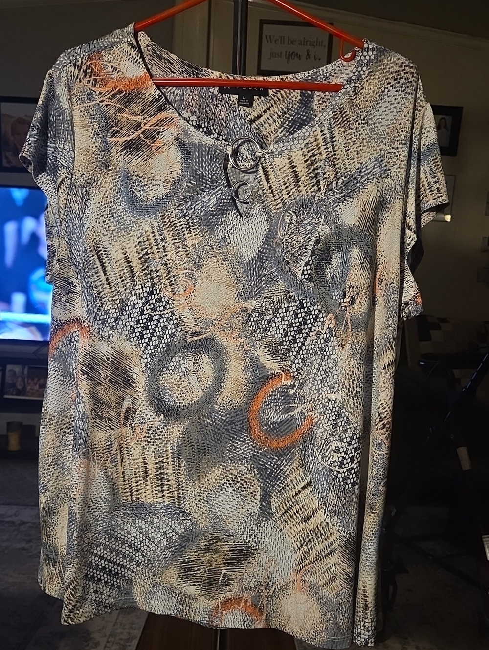 Short-Sleeve Abstract Print Tee with Decorative Ring - Gray & Orange